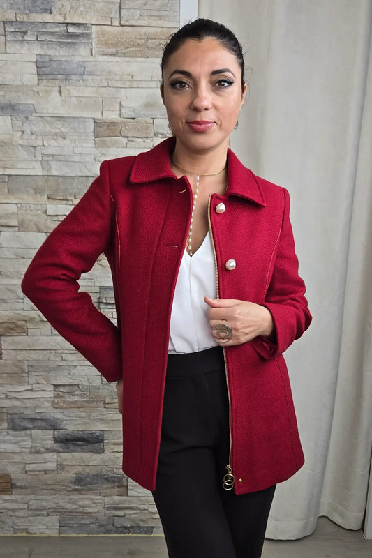 CASACO VERMELHO COM BOTÃO PÉROLA