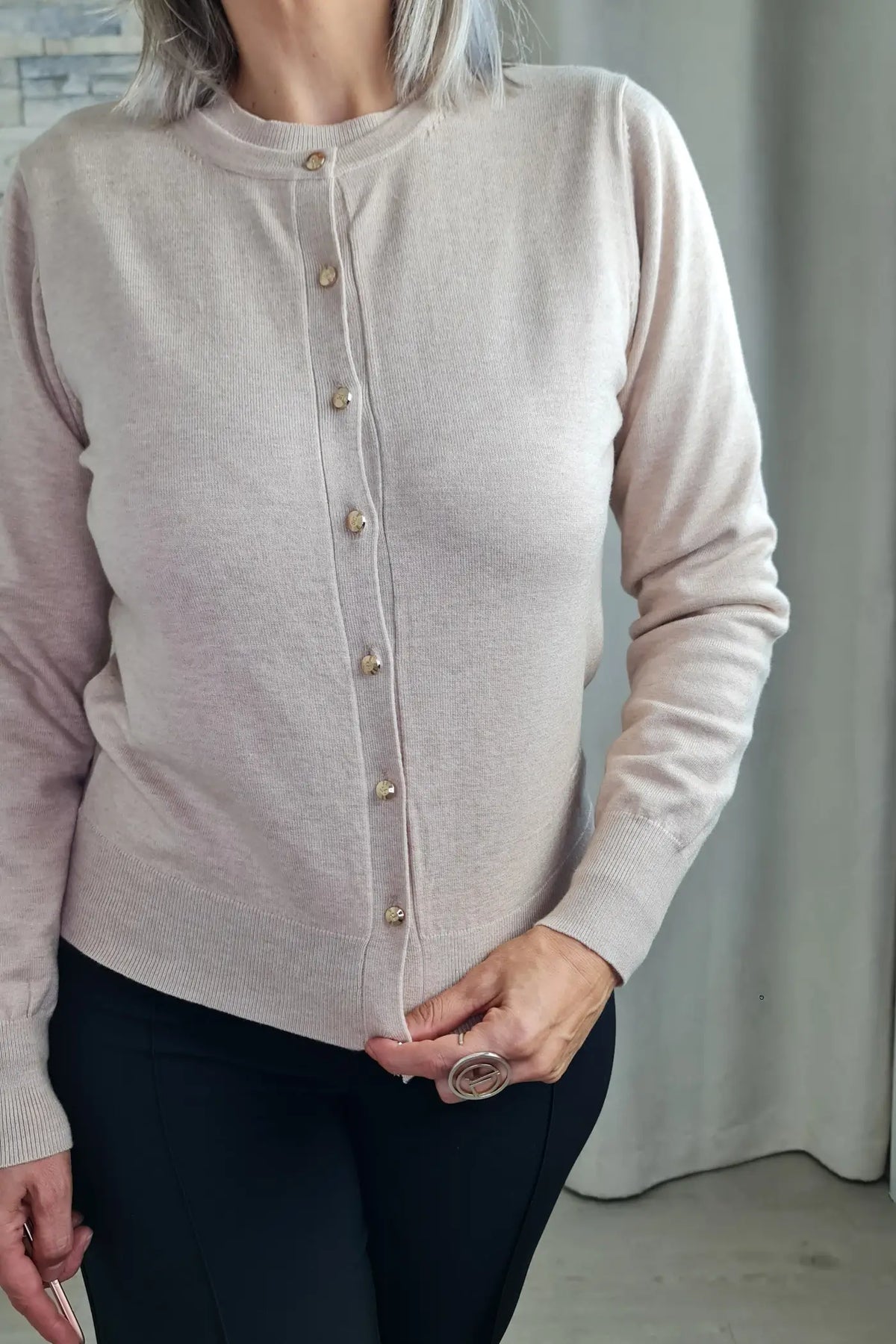 CASACO DE MALHA BEGE COM BOTÕES DOURADOS