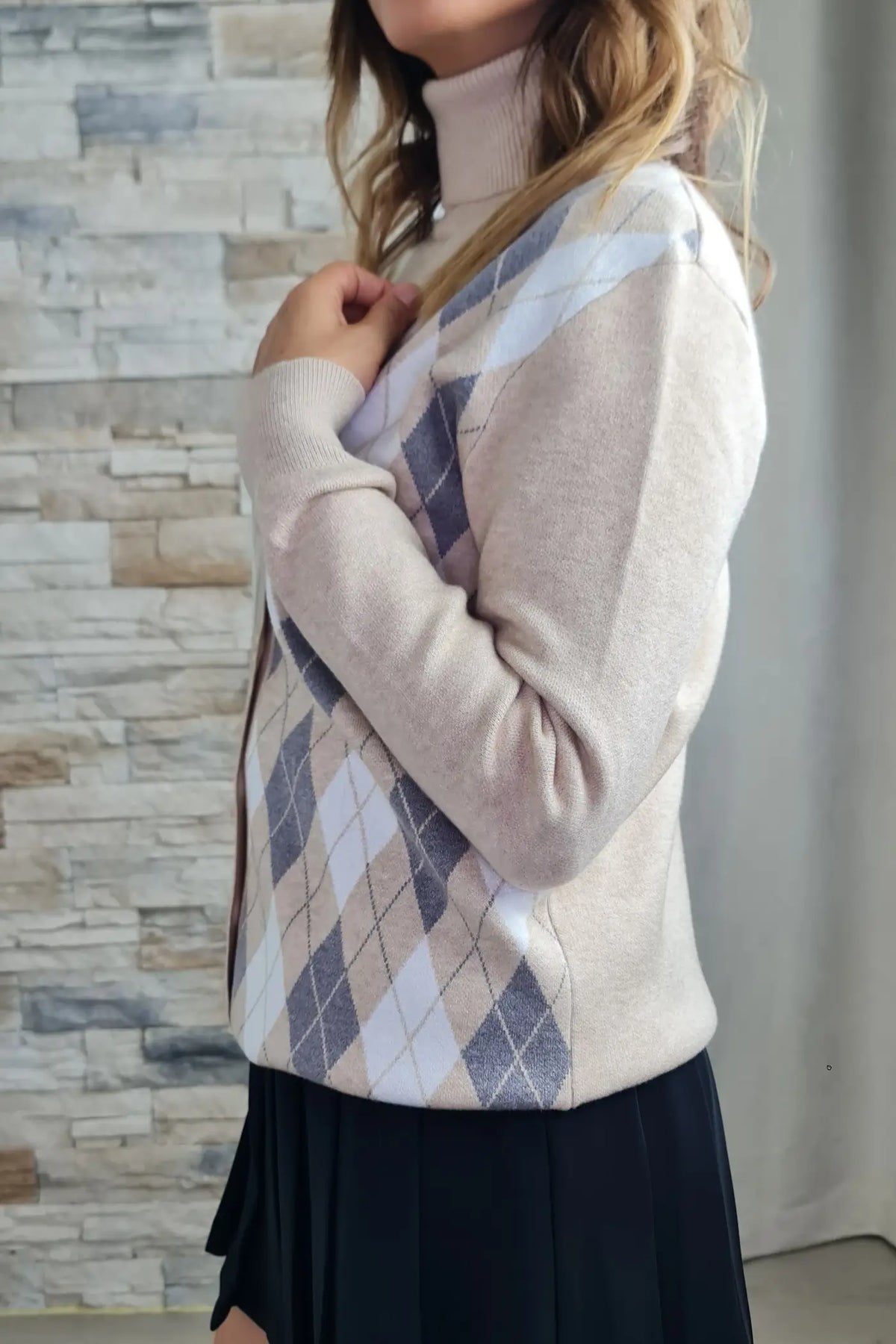 CASACO DE MALHA COM EFEITO LOSANGOS BEGE