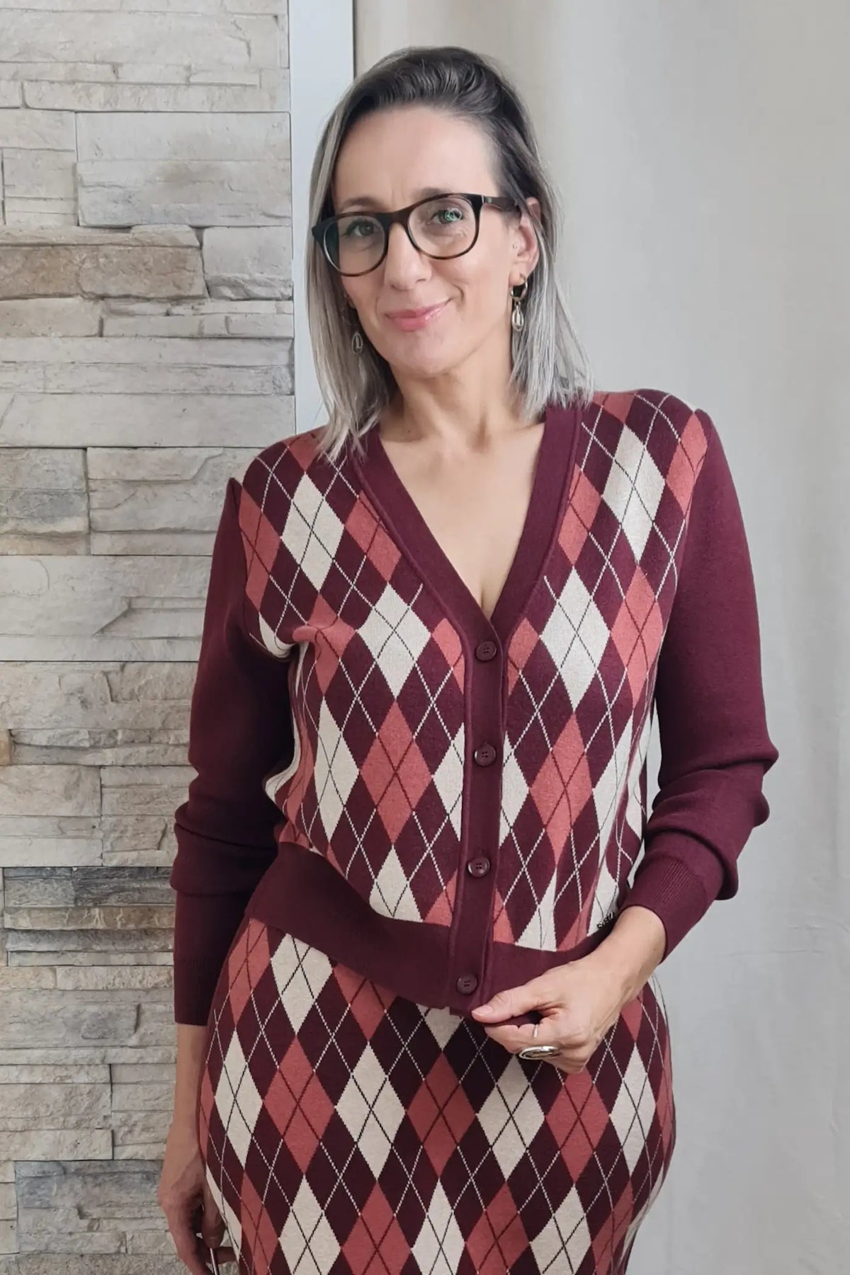 CASACO CURTO DE MALHA BORDEAUX COM LOSANGOS E DECOTE EM V