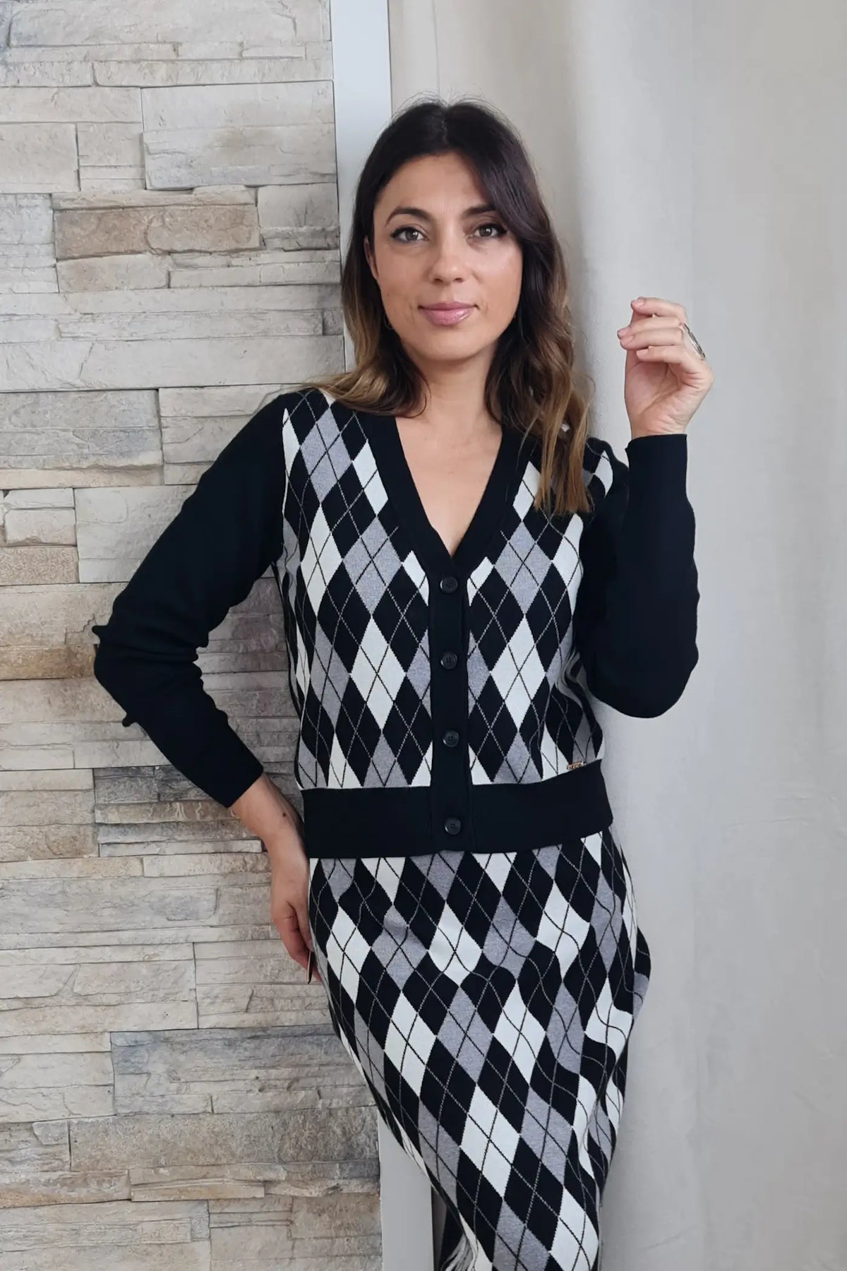 CASACO CURTO DE MALHA COM LOSANGOS E DECOTE EM V