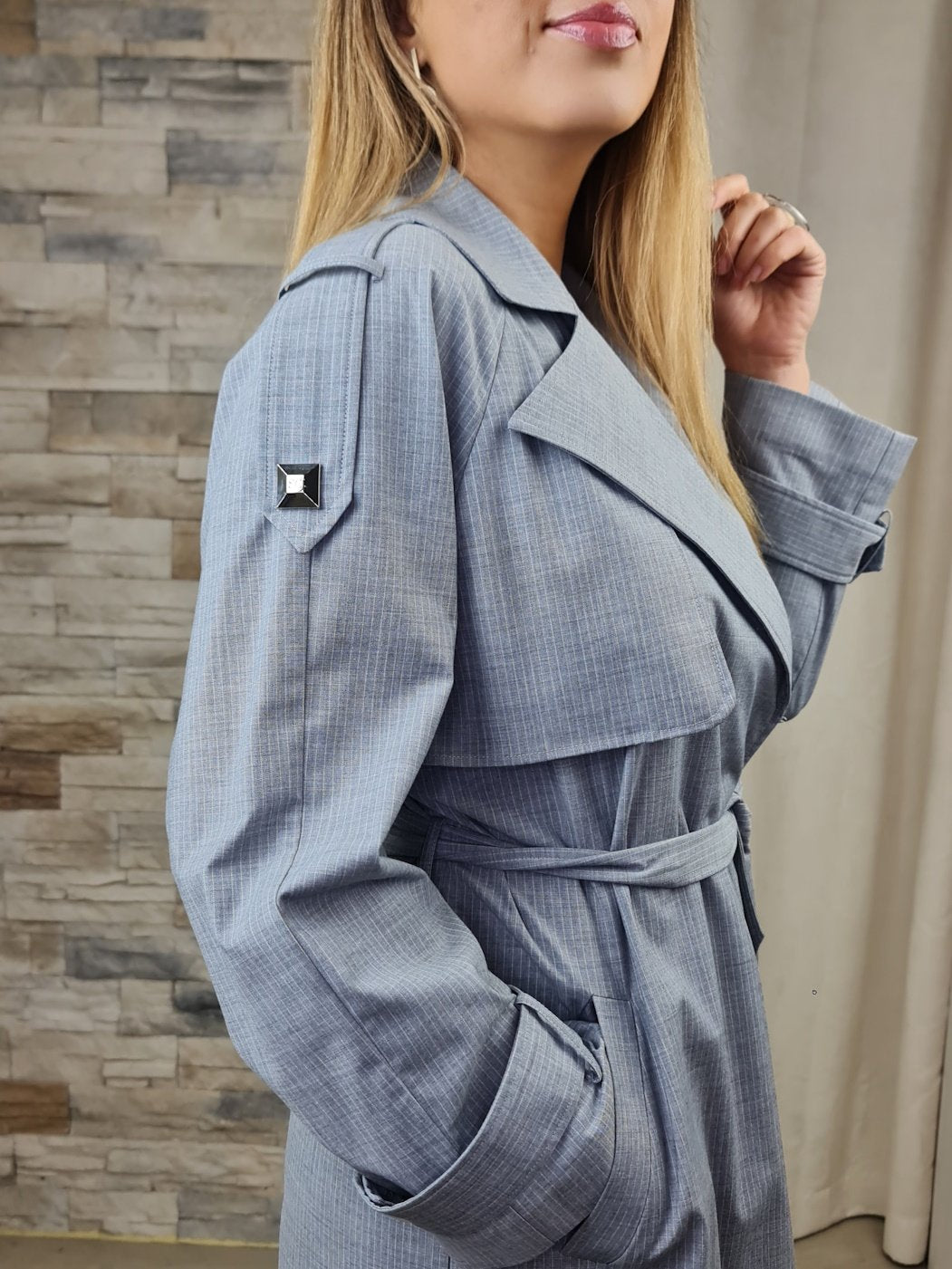GABARDINA CINZENTA COM RISCA BRANCA