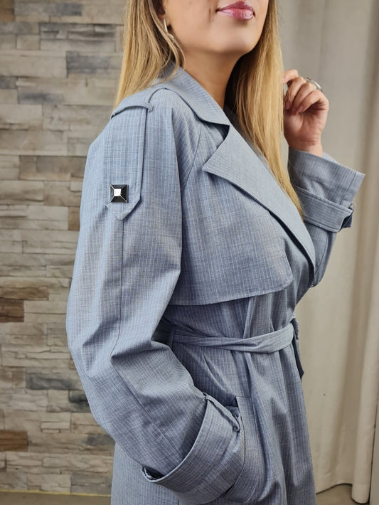 GABARDINA CINZENTA COM RISCA BRANCA