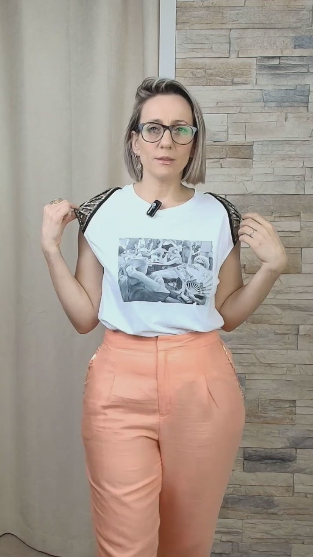 T-SHIRT DETALHE NA OMBREIRA BRANCA