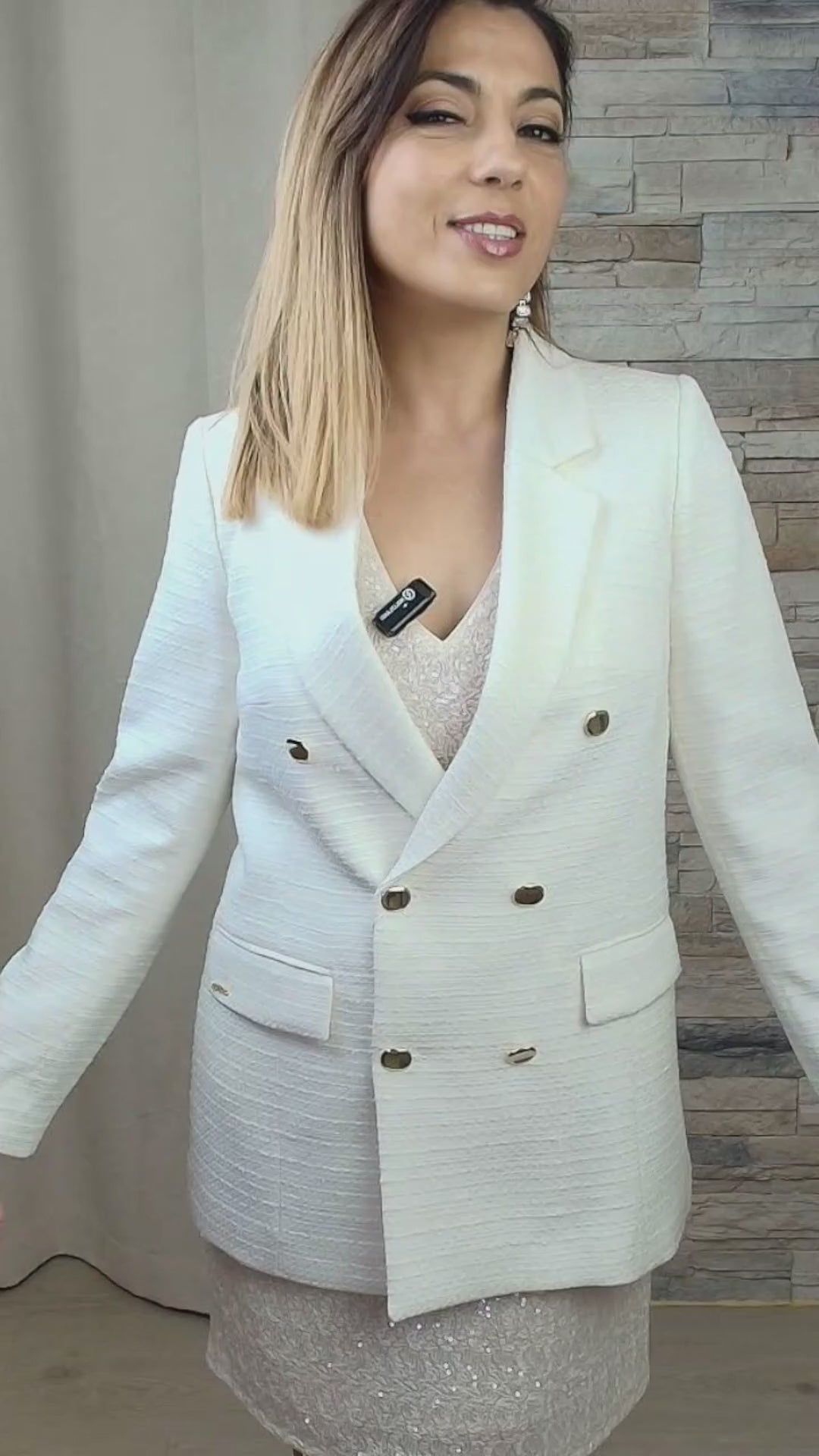 VESTIDO CURTO COM FOLHOS NOS OMBROS BEGE