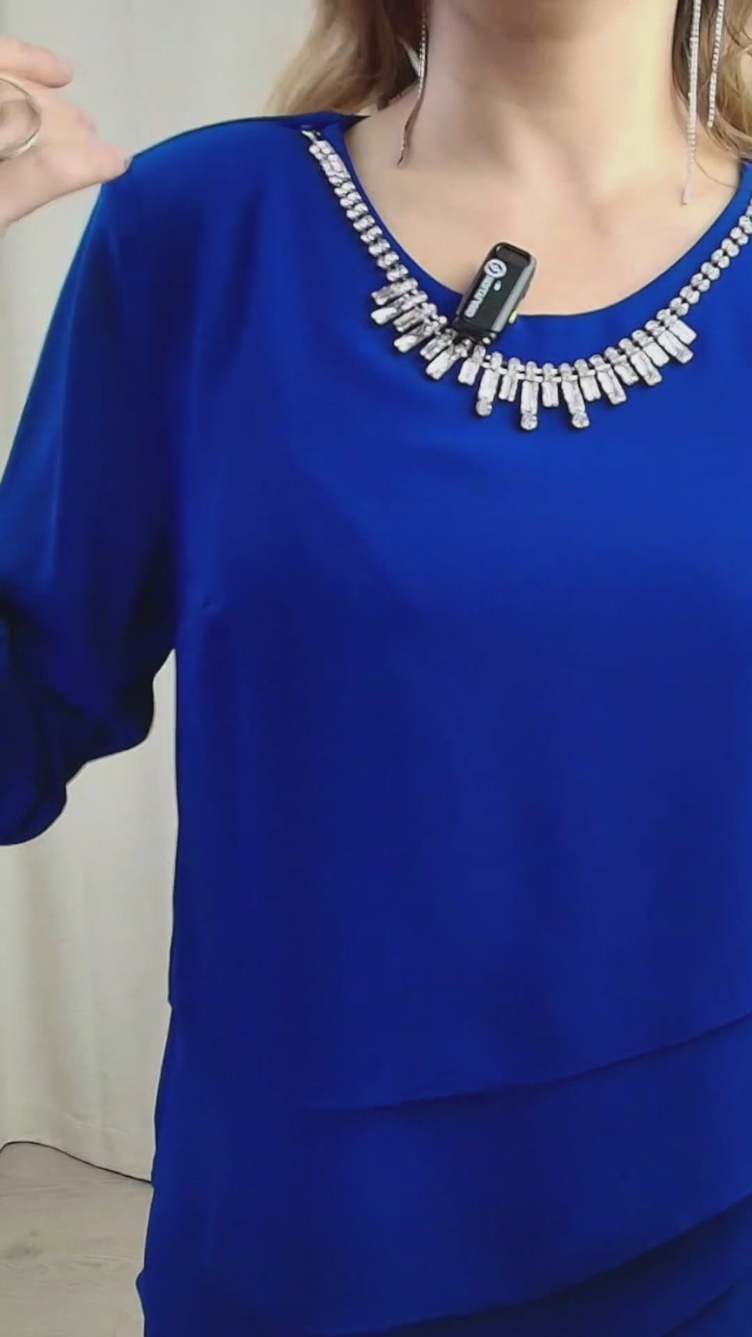 VESTIDO AZUL COM DETALHE DE COLAR DE BRILHANTES