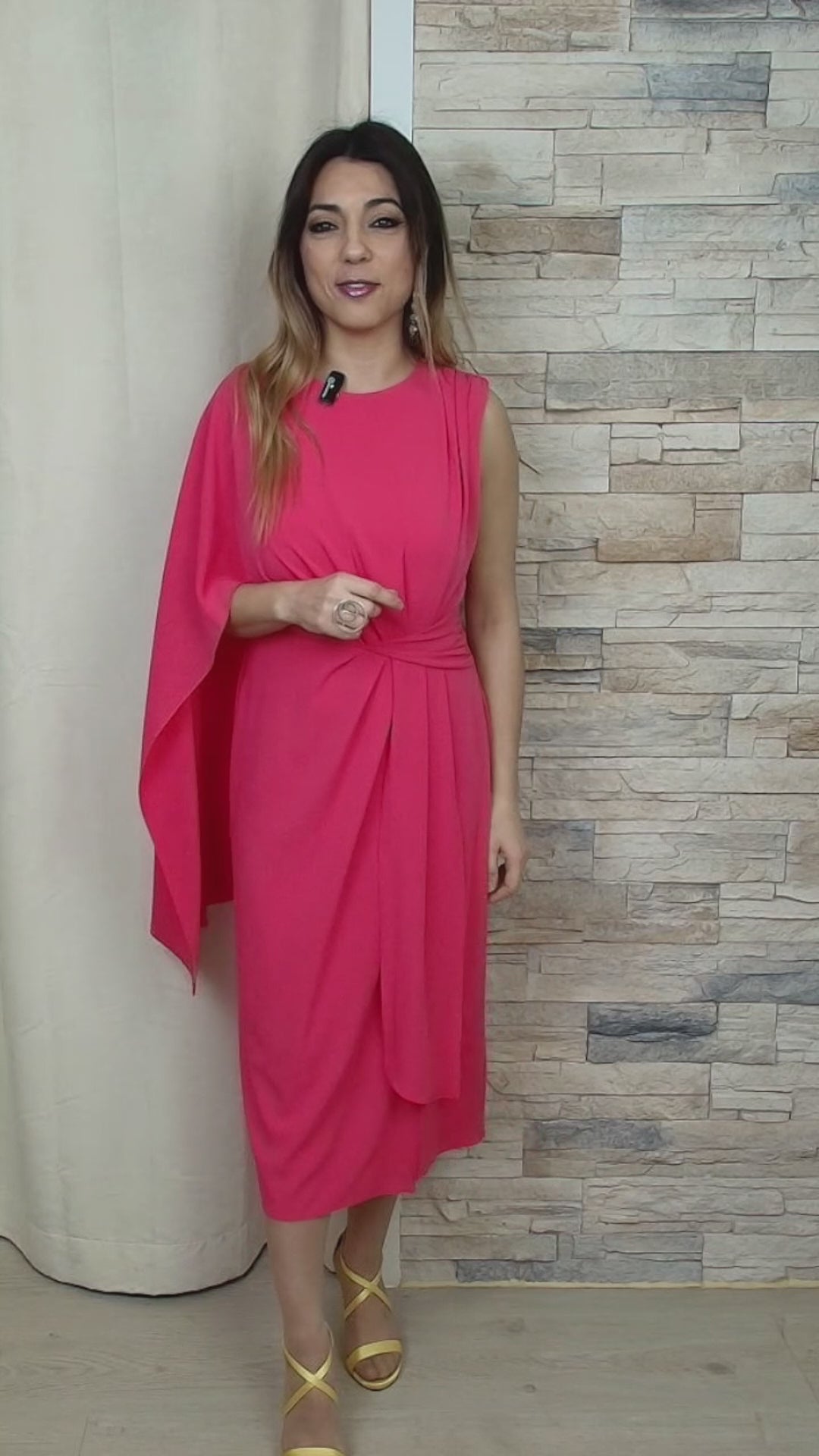 VESTIDO MIDI COM CAPA EM UM SÓ OMBRO CORAL