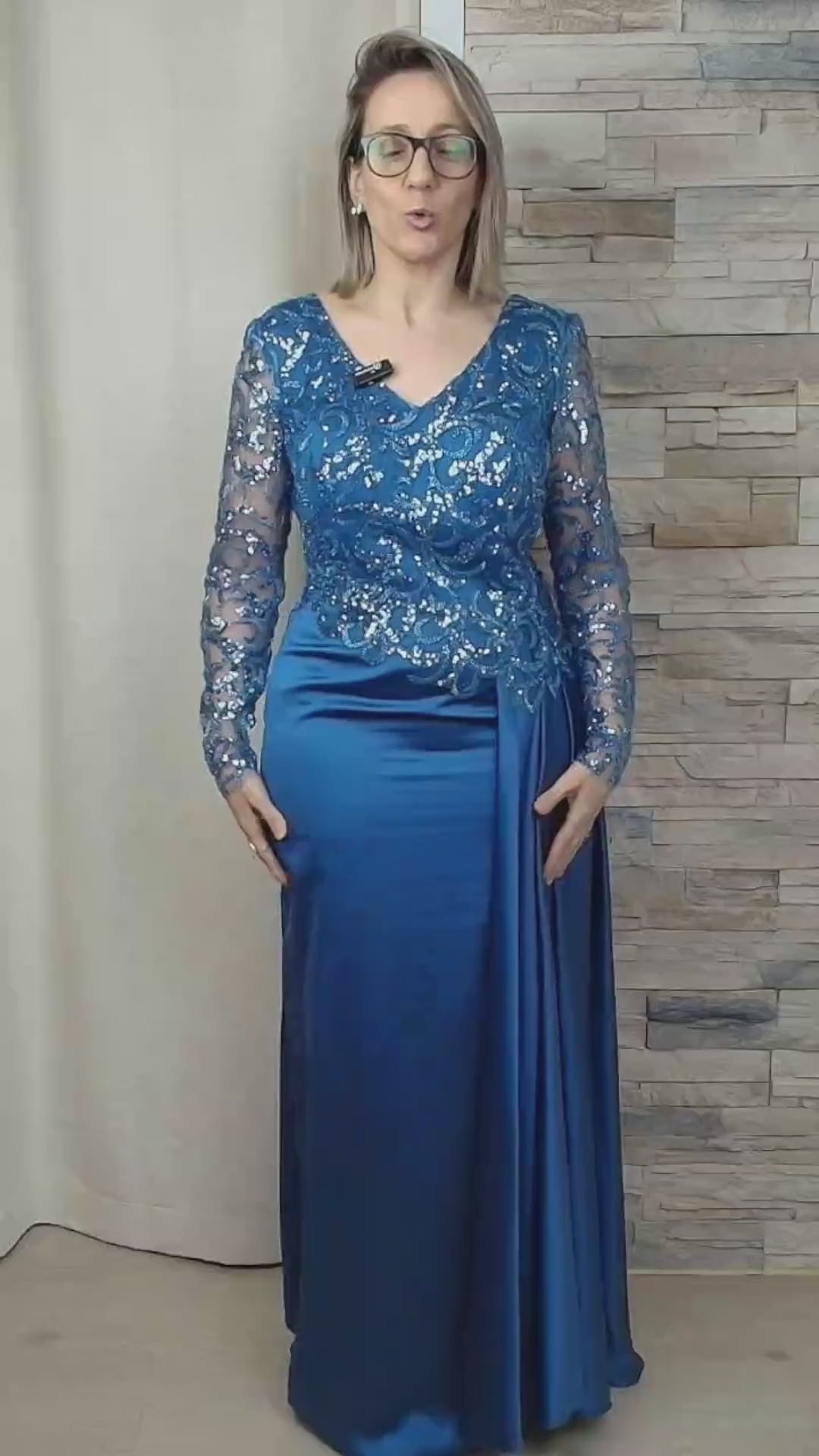 VESTIDO CERIMÓNIA AZULADO COM MANGA COMPRIDAS LATEJOULAS