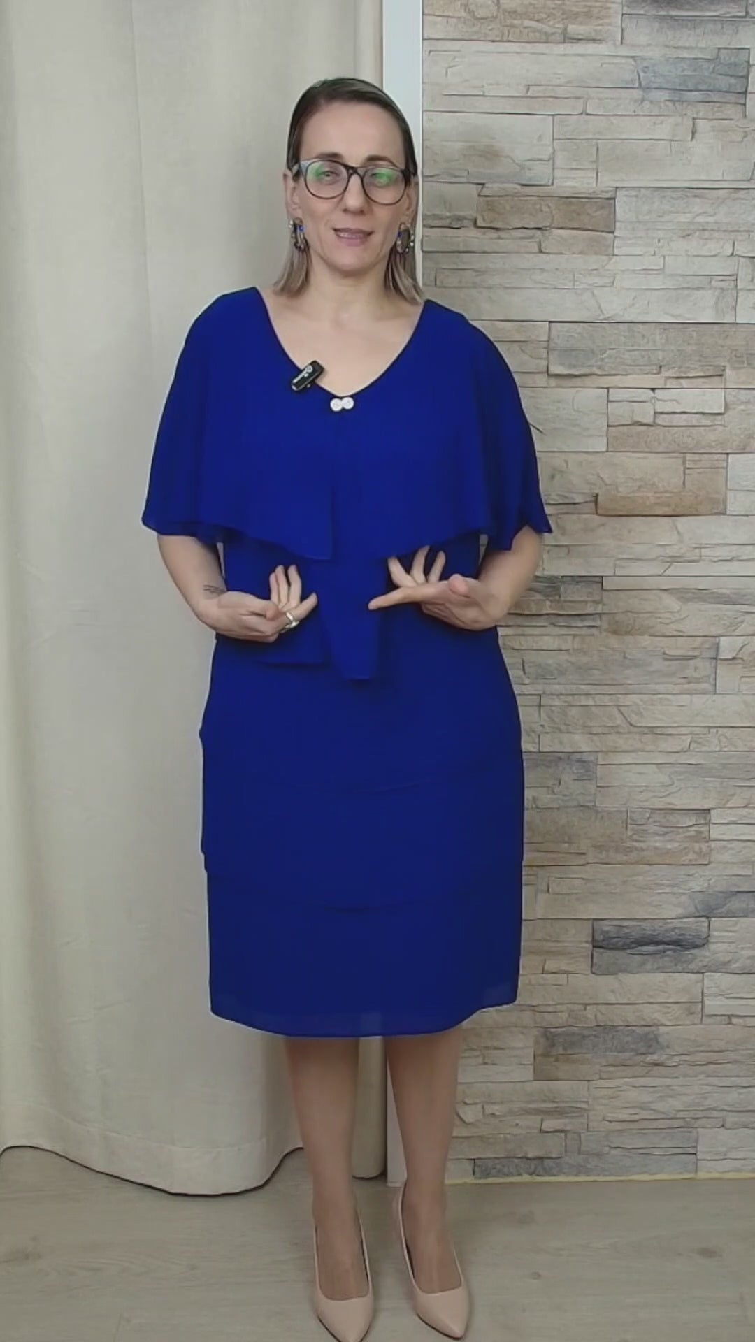 VESTIDO AZUL COM EFEITO CAPA E DETALHE BRILHANTE
