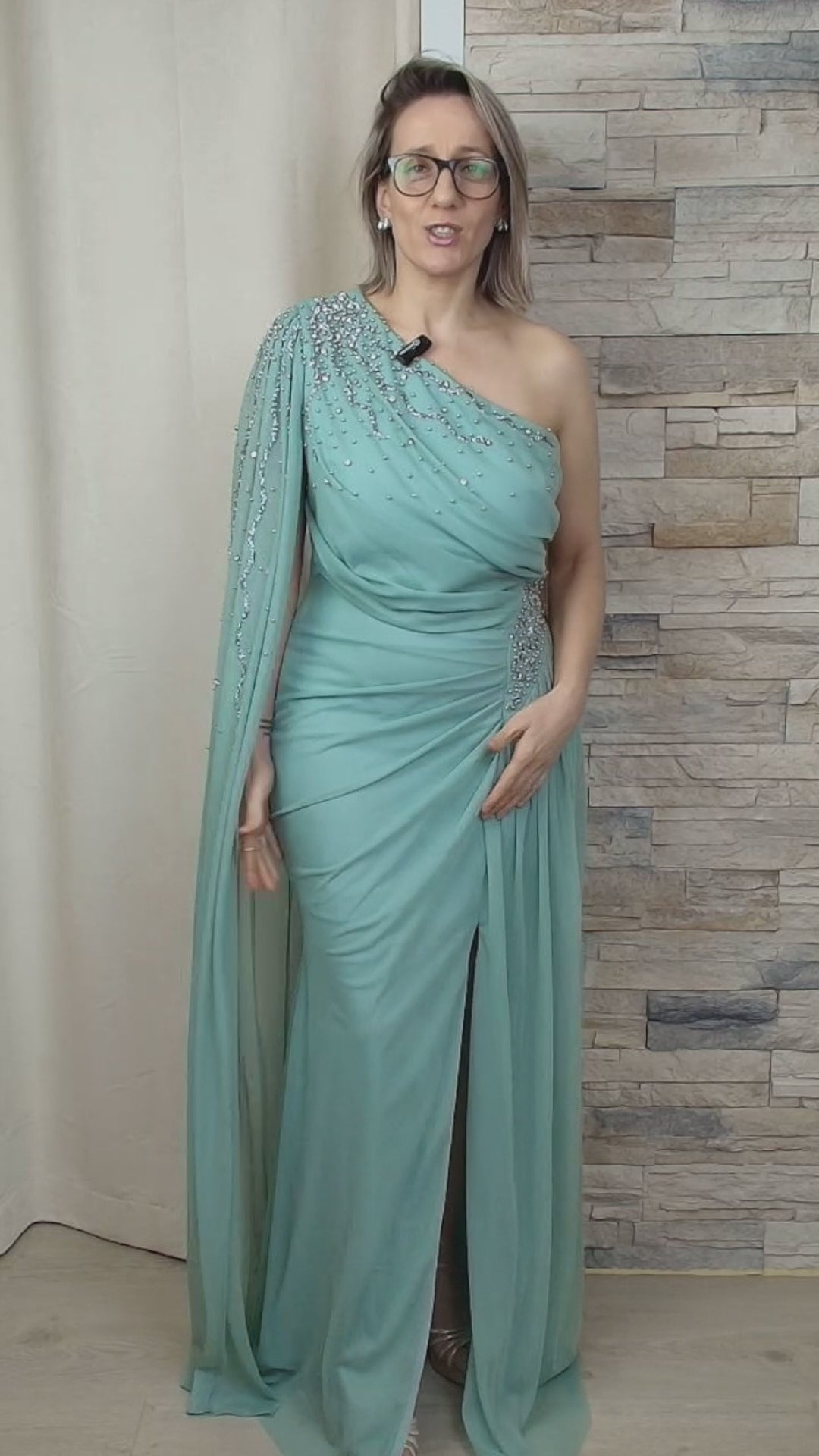 VESTIDO DE CERIMÓNIA VERDE COM MANGA AMPLA E DETALHES BRILHANTES