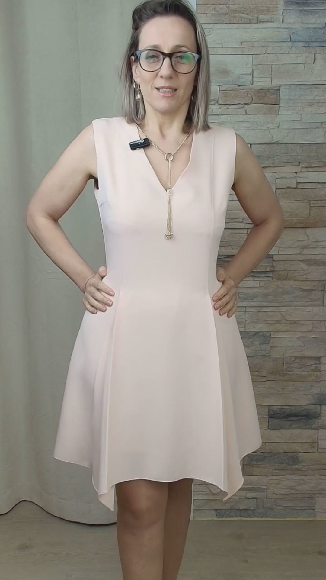 VESTIDO LISO COM DETALHE DE CORRENTE SALMÃO