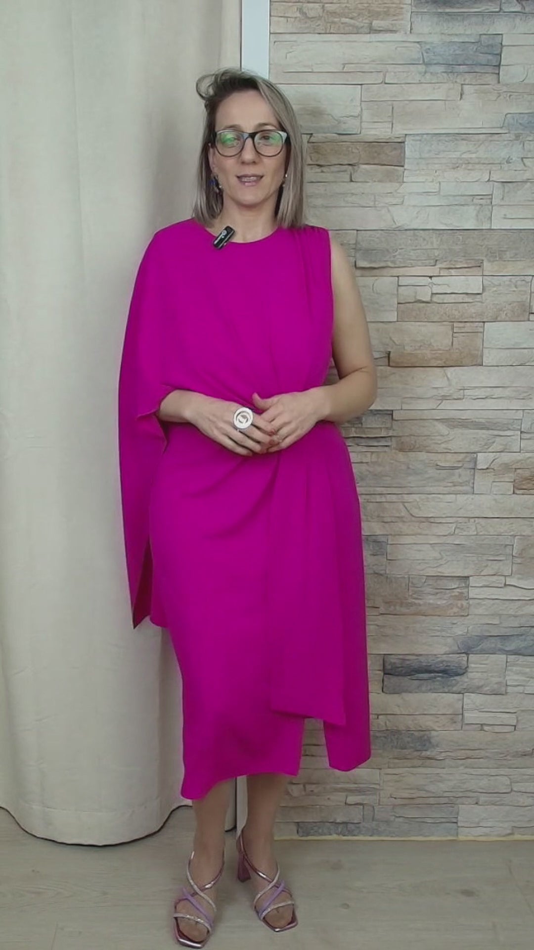 VESTIDO MIDI COM CAPA EM UM SÓ OMBRO MAGENTA
