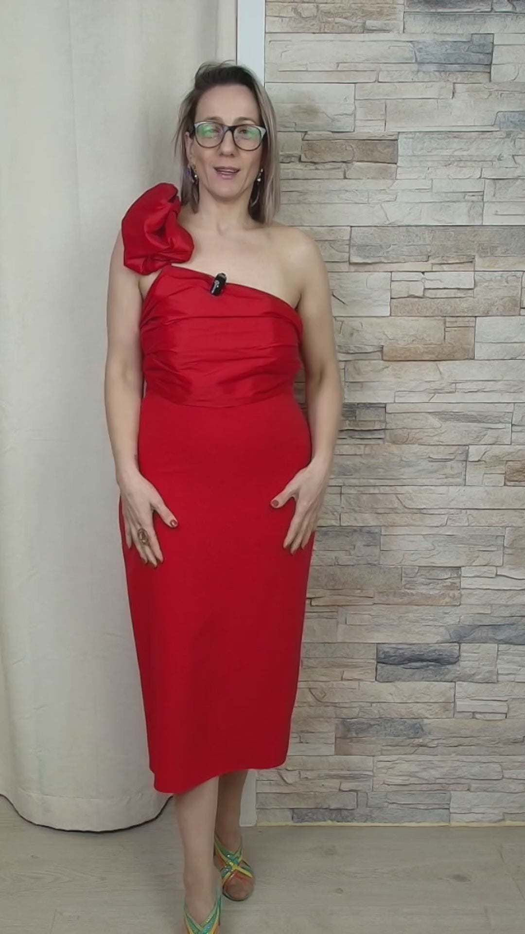 VESTIDO COM BUFANTE SÓ UM OMBRO VERMELHO