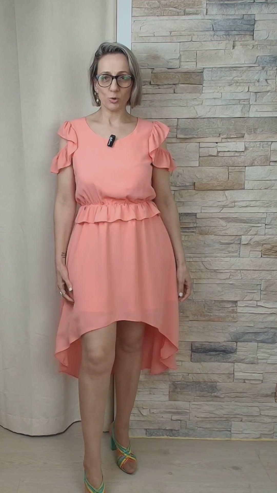 VESTIDO COM CAUDA NA COR CORAL