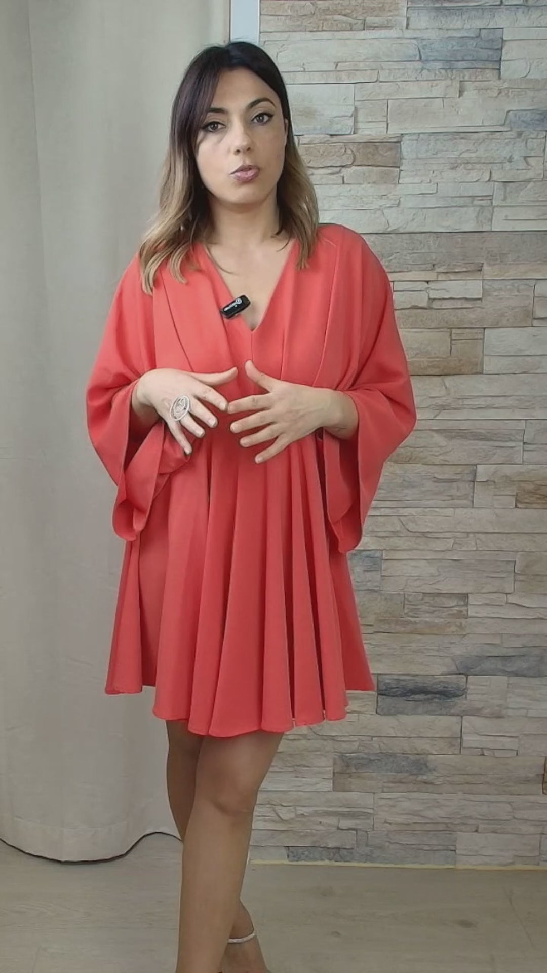 VESTIDO CURTO COM MANGA LARGA