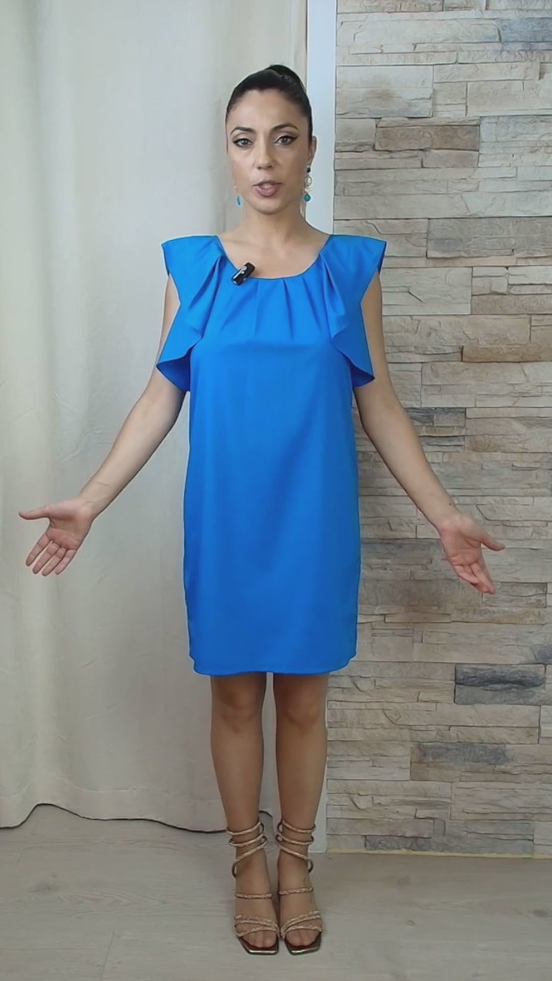 VESTIDO CURTO COM MANGA DE FOLHOS AZULÃO