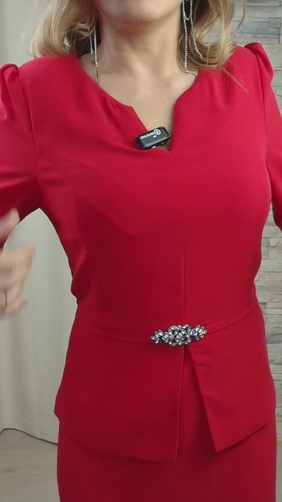 VESTIDO COM CINTO E DETALHE BRILHANTE VERMELHO