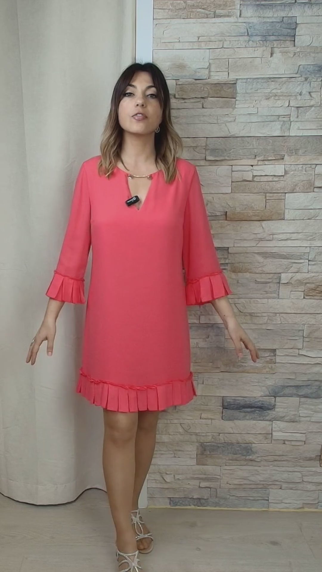 VESTIDO FLUÍDO CORAL COM DETALHE CORRENTE