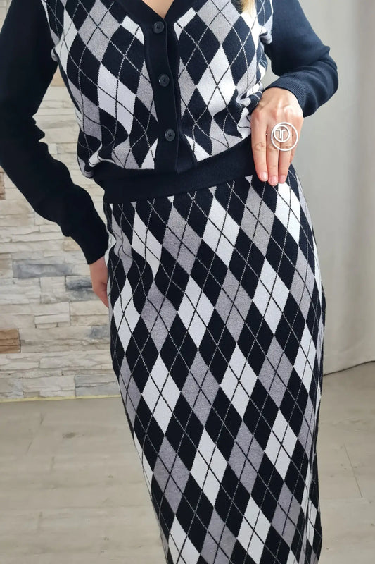 SAIA DE MALHA MIDI COM LOSANGO EM PRETO