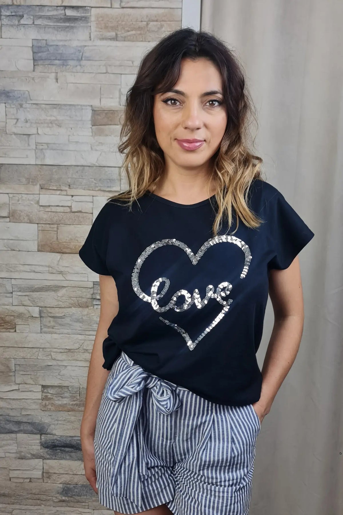 T-SHIRT CORAÇÃO LOVE PRETA