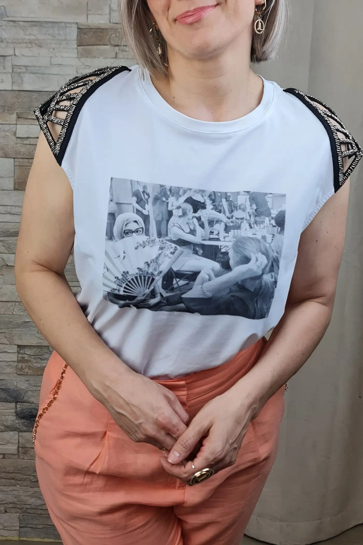 T-SHIRT DETALHE NA OMBREIRA BRANCA