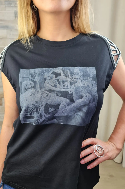 T-SHIRT DETALHE NA OMBREIRA PRETA