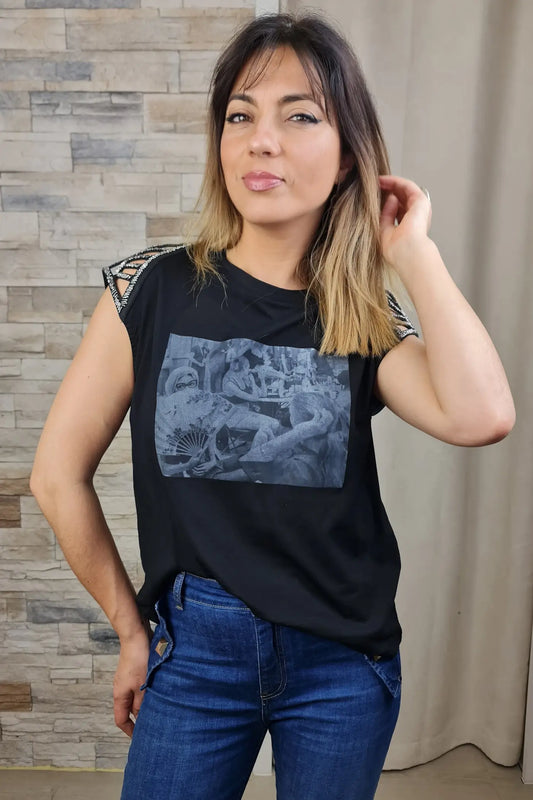 T-SHIRT DETALHE NA OMBREIRA PRETA