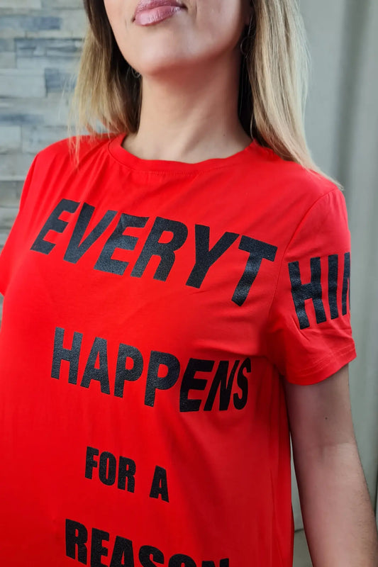 T-SHIRT "EVERYTHING HAPPENS FOR A REASON" VERMELHA