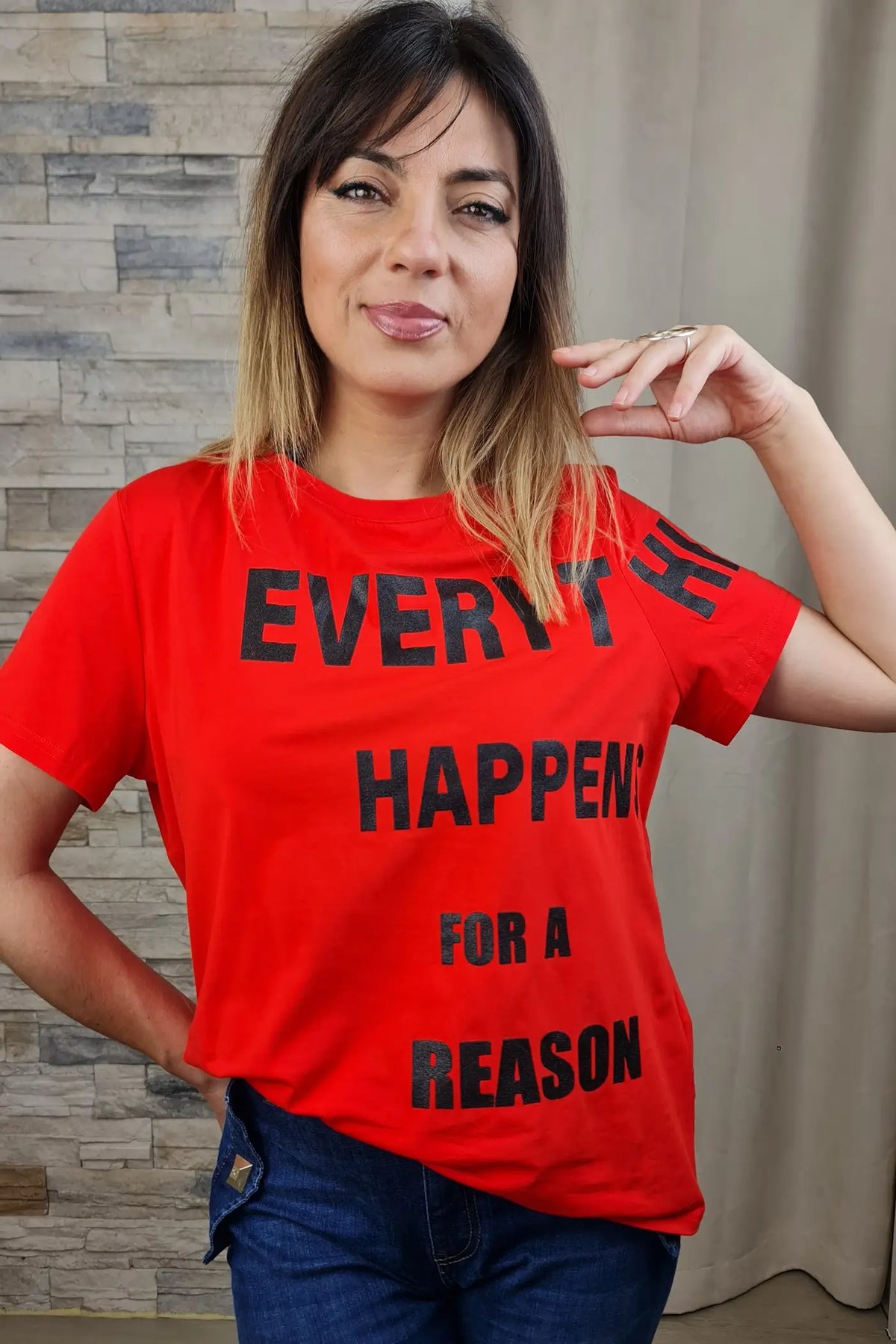 T-SHIRT "EVERYTHING HAPPENS FOR A REASON" VERMELHA
