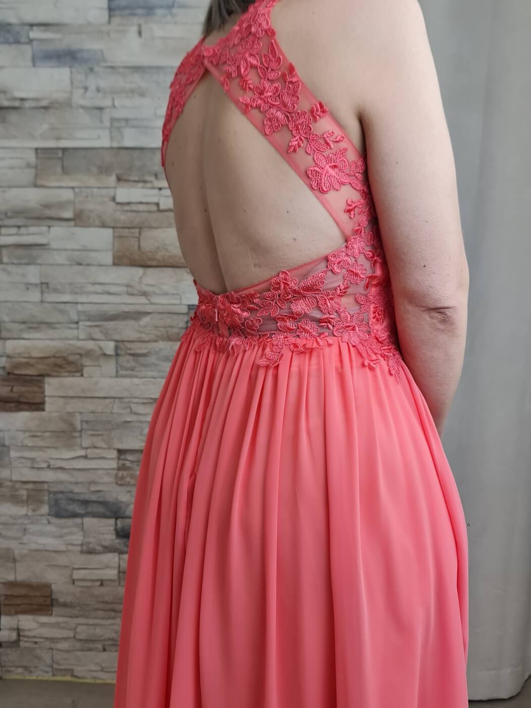 VESTIDO DE CERIMÓNIA CORAL COM BORDADO