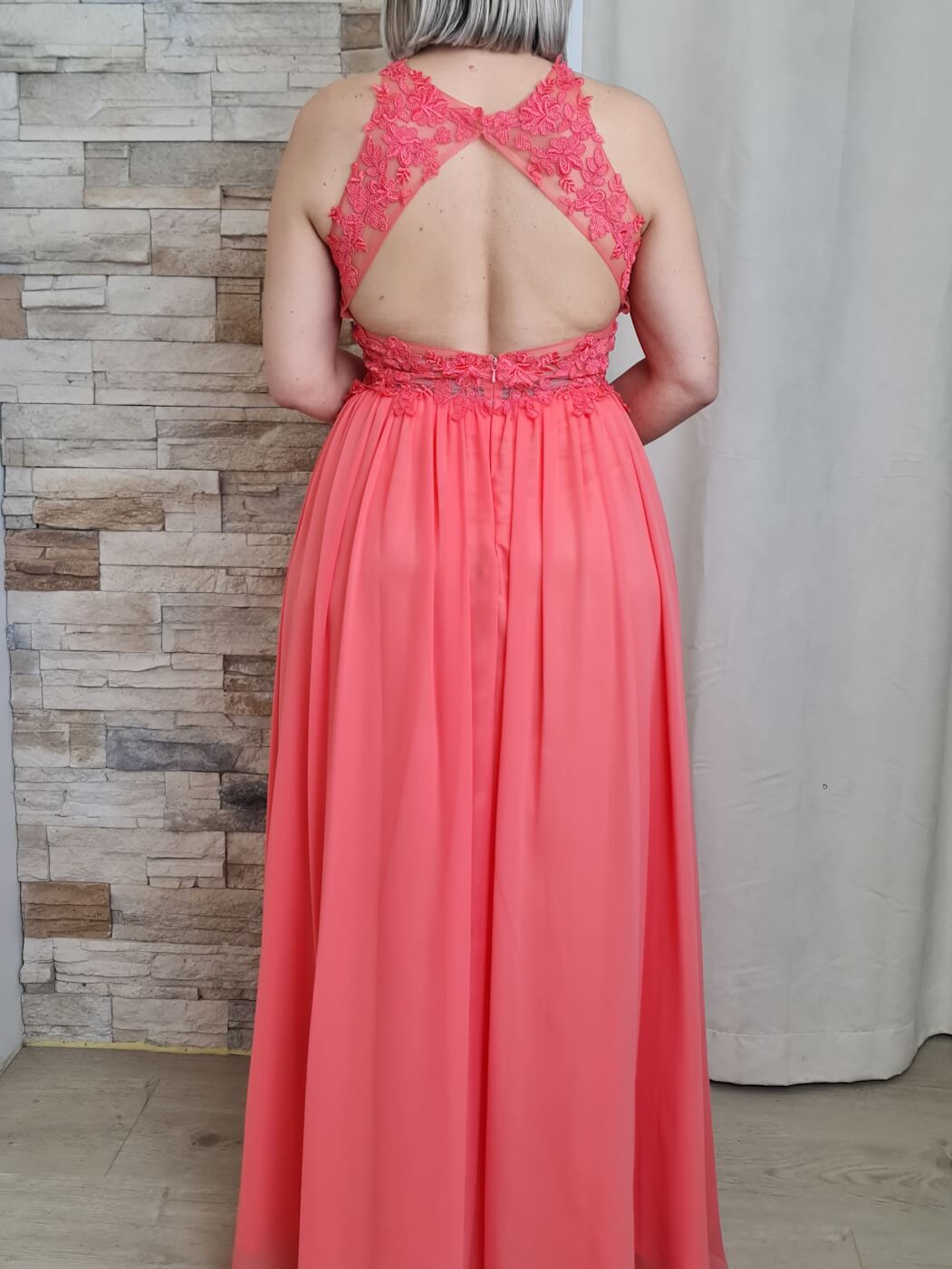 VESTIDO DE CERIMÓNIA CORAL COM BORDADO