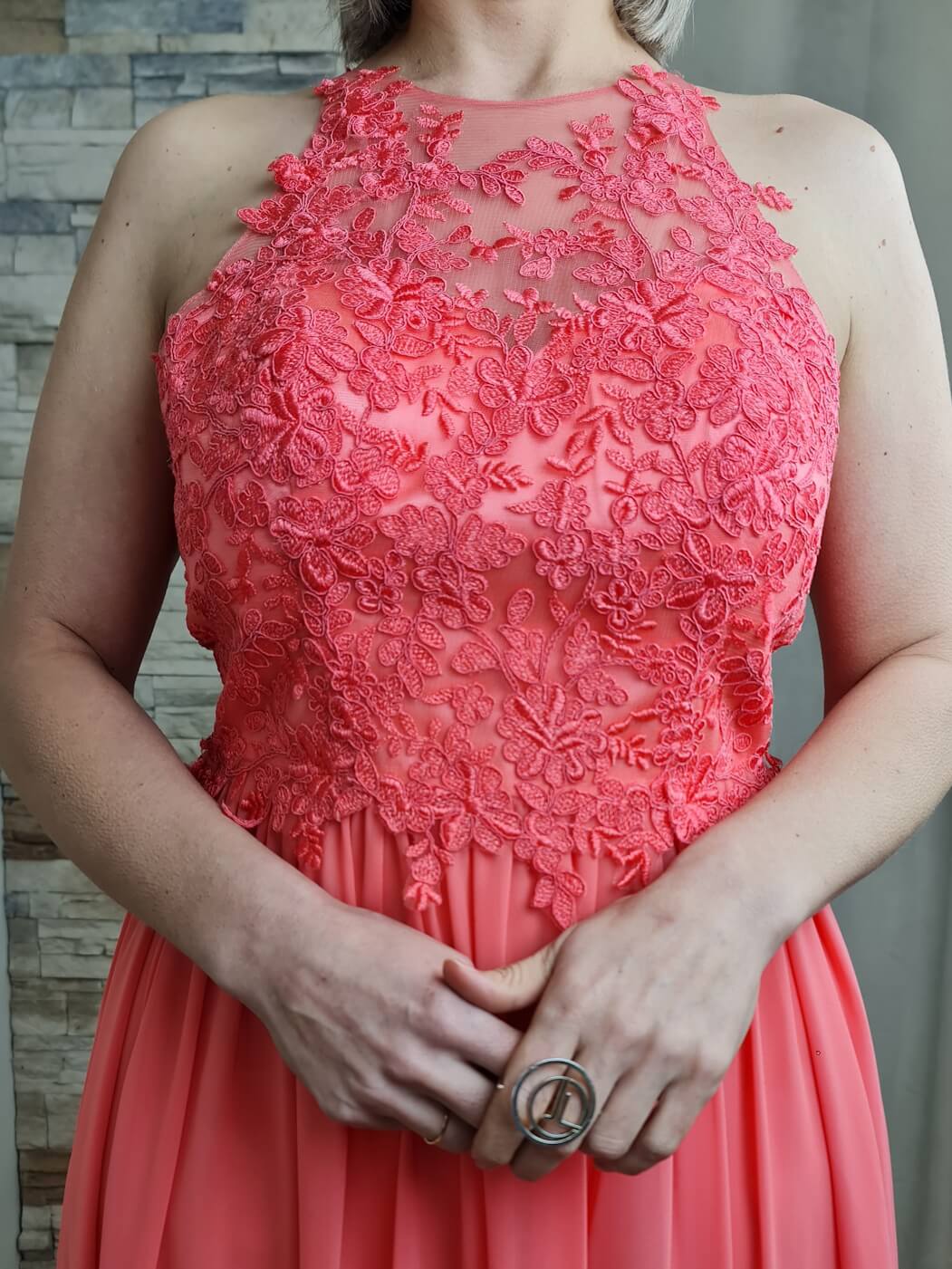 VESTIDO DE CERIMÓNIA CORAL COM BORDADO