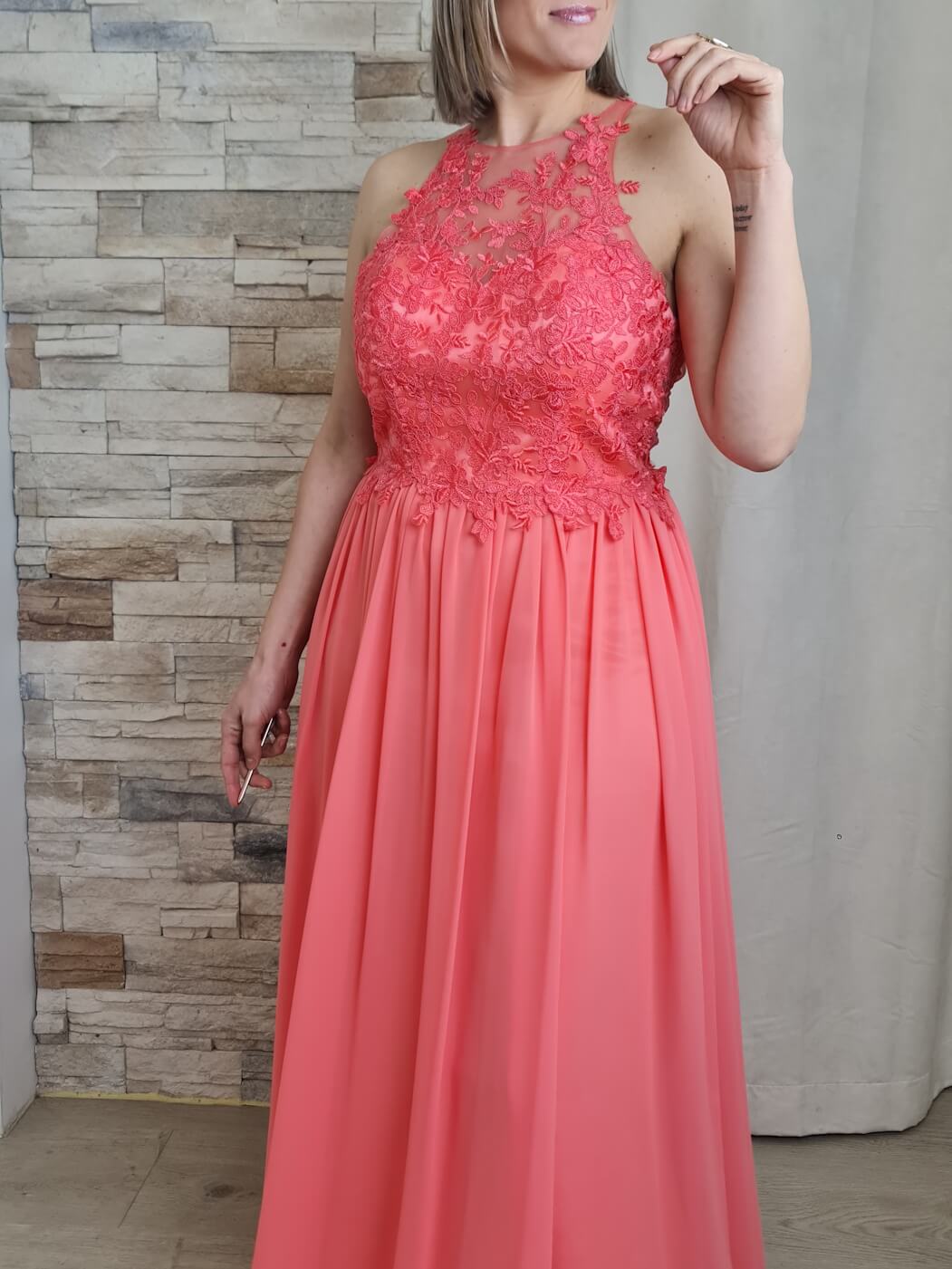 VESTIDO DE CERIMÓNIA CORAL COM BORDADO