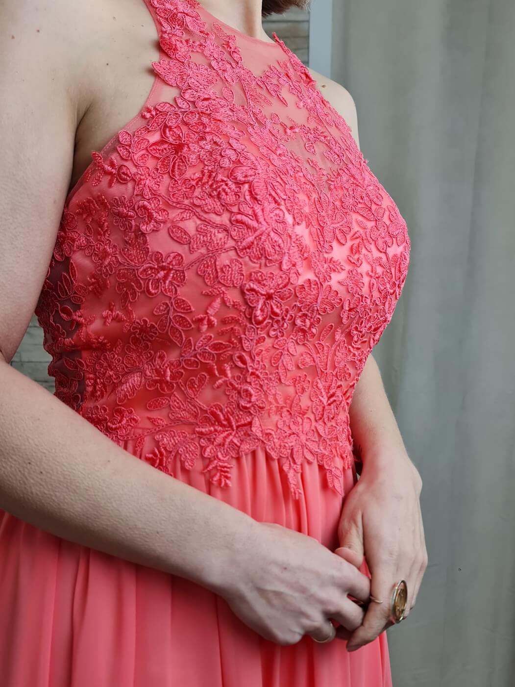 VESTIDO DE CERIMÓNIA CORAL COM BORDADO