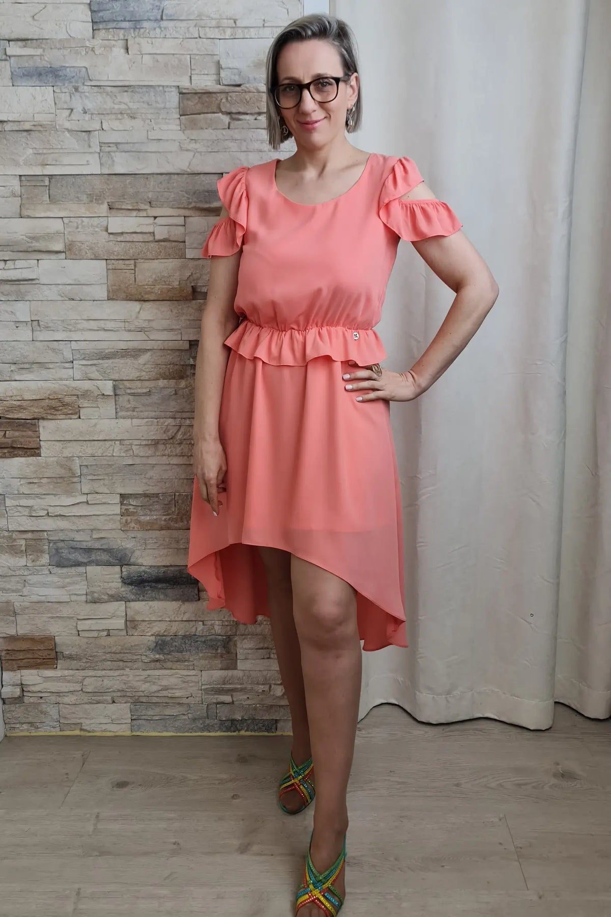 VESTIDO COM CAUDA NA COR CORAL