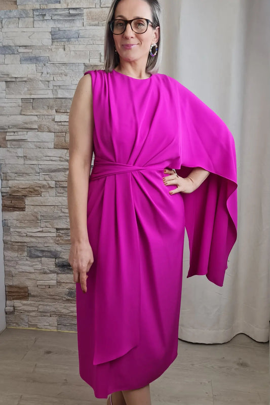 VESTIDO MIDI COM CAPA EM UM SÓ OMBRO MAGENTA