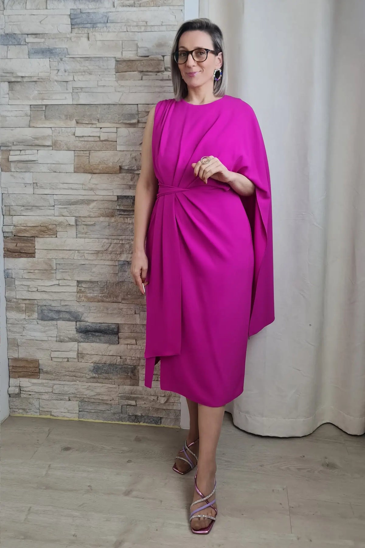 VESTIDO MIDI COM CAPA EM UM SÓ OMBRO MAGENTA
