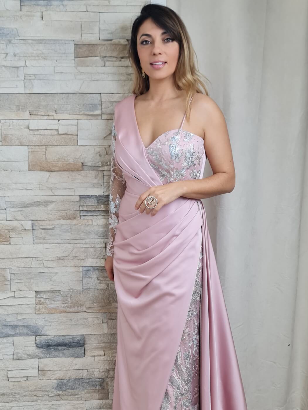 VESTIDO DE CERIMÓNIA ACETINADO COM MANGA EM LANTEJOULA