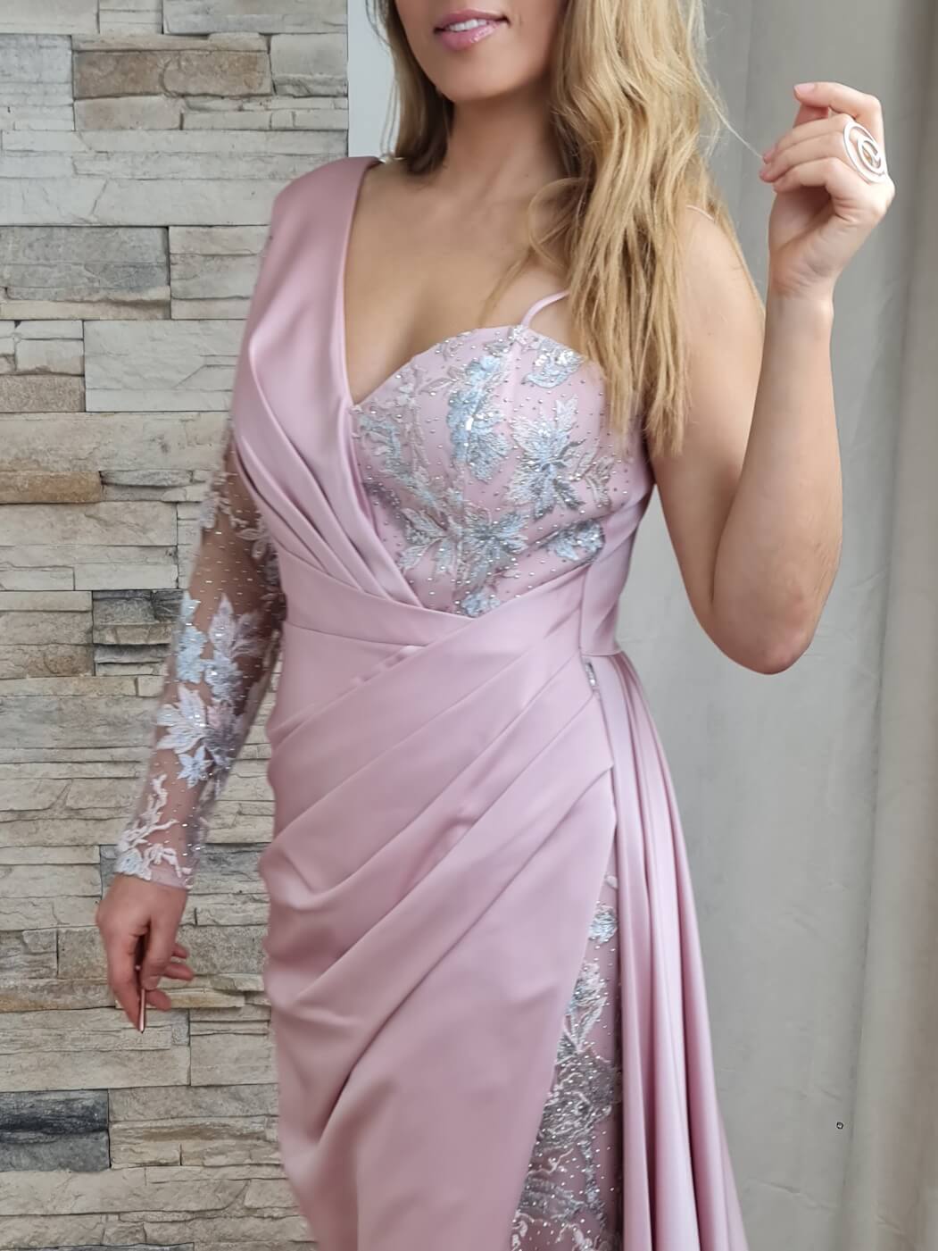 VESTIDO DE CERIMÓNIA ACETINADO COM MANGA EM LANTEJOULA