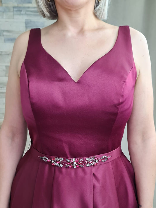 VESTIDO DE CERIMÓNIA BORDEAUX COM DETALHE NO CINTO