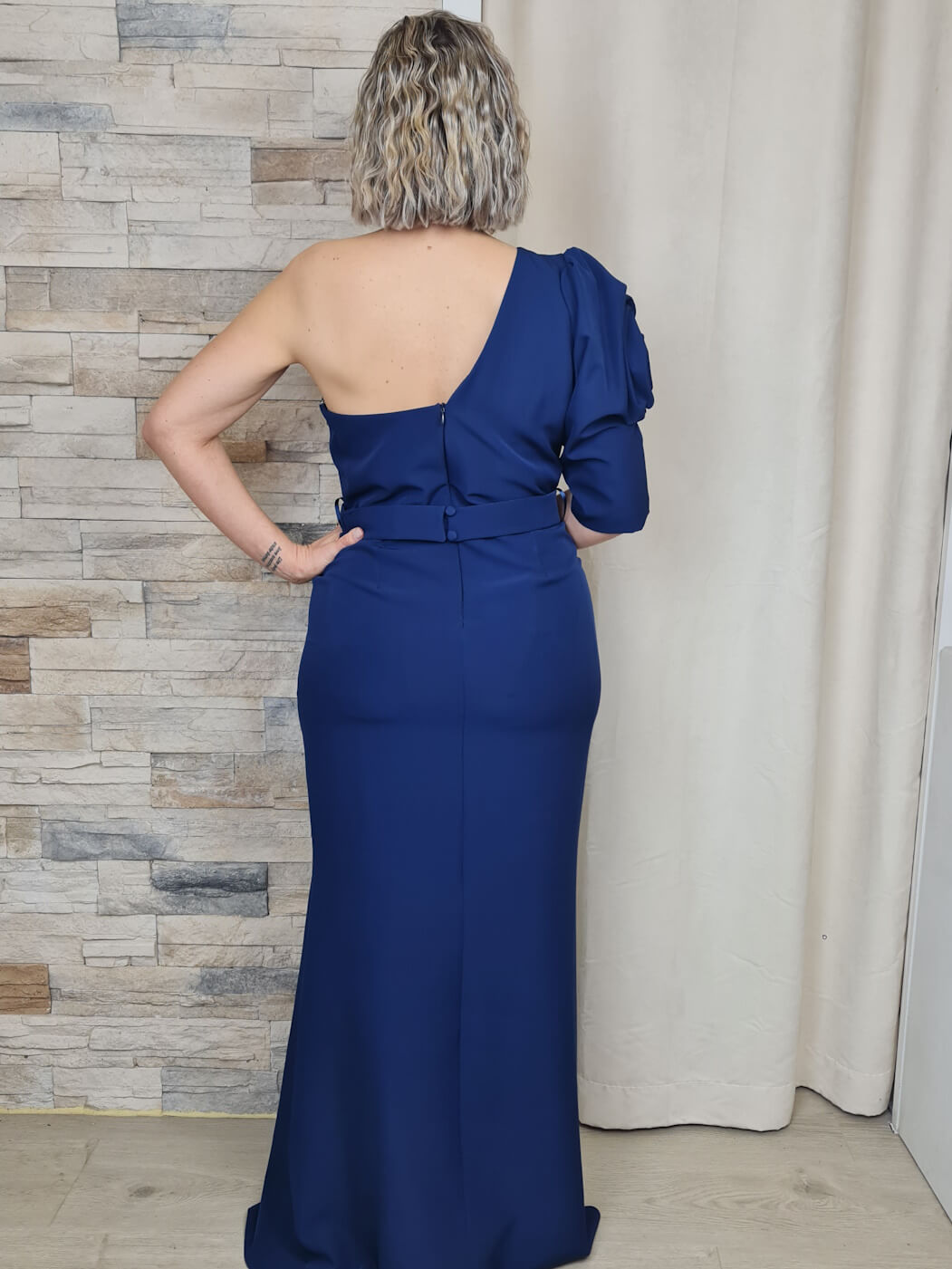 VESTIDO DE CERIMÓNIA COMPRIDO AZUL COM FLOR NA MANGA