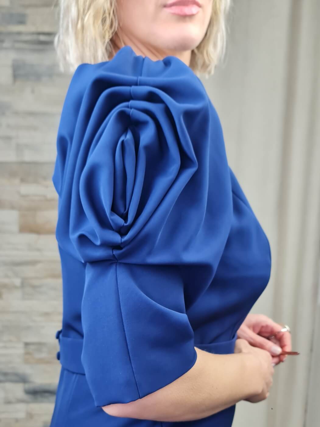 VESTIDO DE CERIMÓNIA COMPRIDO AZUL COM FLOR NA MANGA