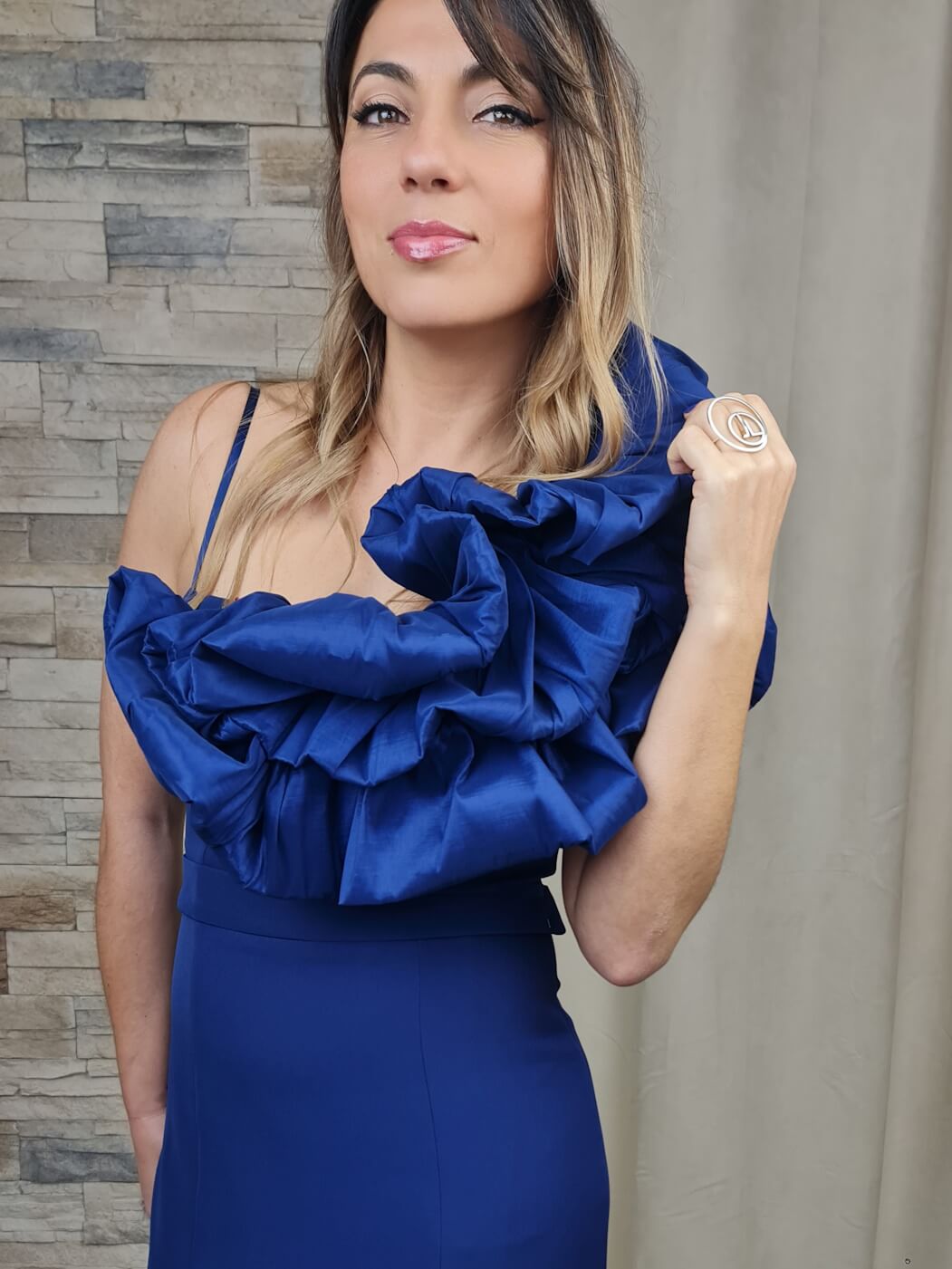 VESTIDO DE CERIMÓNIA COMPRIDO AZUL COM FOLHO BUFANTE