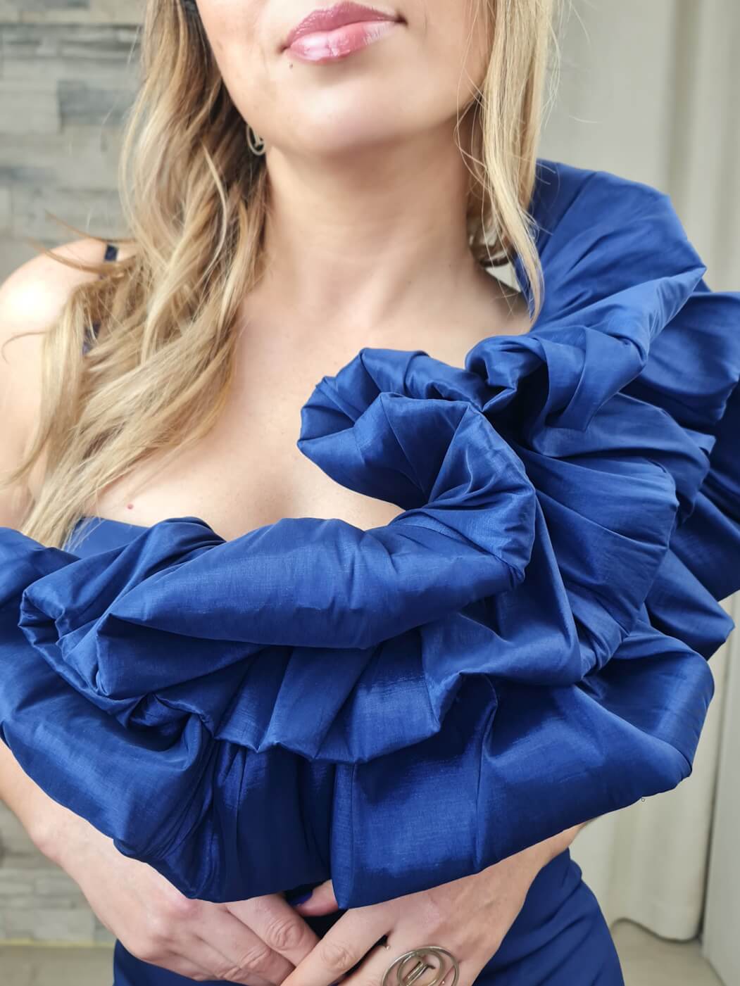 VESTIDO DE CERIMÓNIA COMPRIDO AZUL COM FOLHO BUFANTE