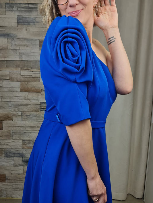 VESTIDO CERIMÓNIA MIDI EM AZUL COM FLOR NA MANGA