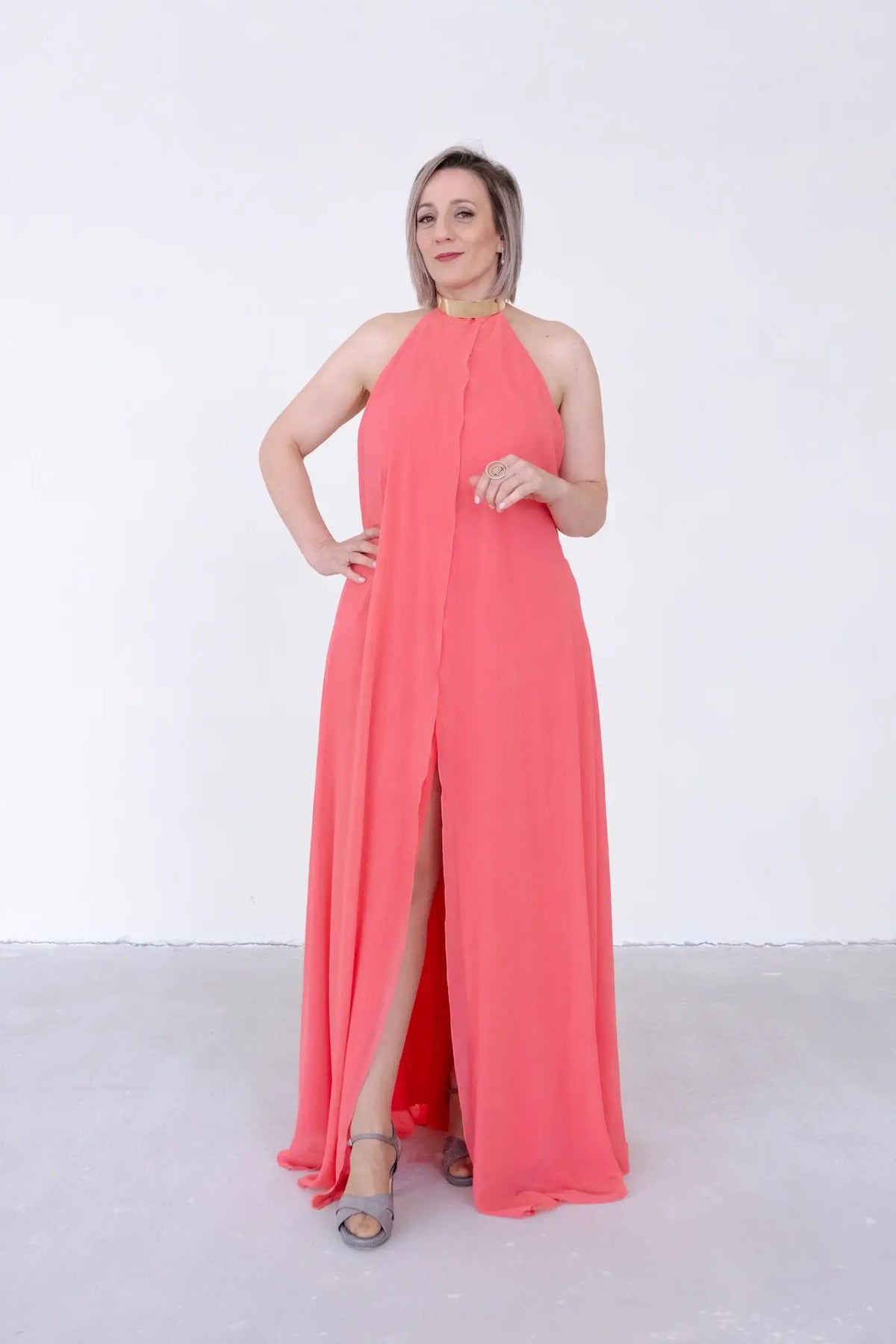 VESTIDO FLUÍDO CORAL COM GARGANTILHA