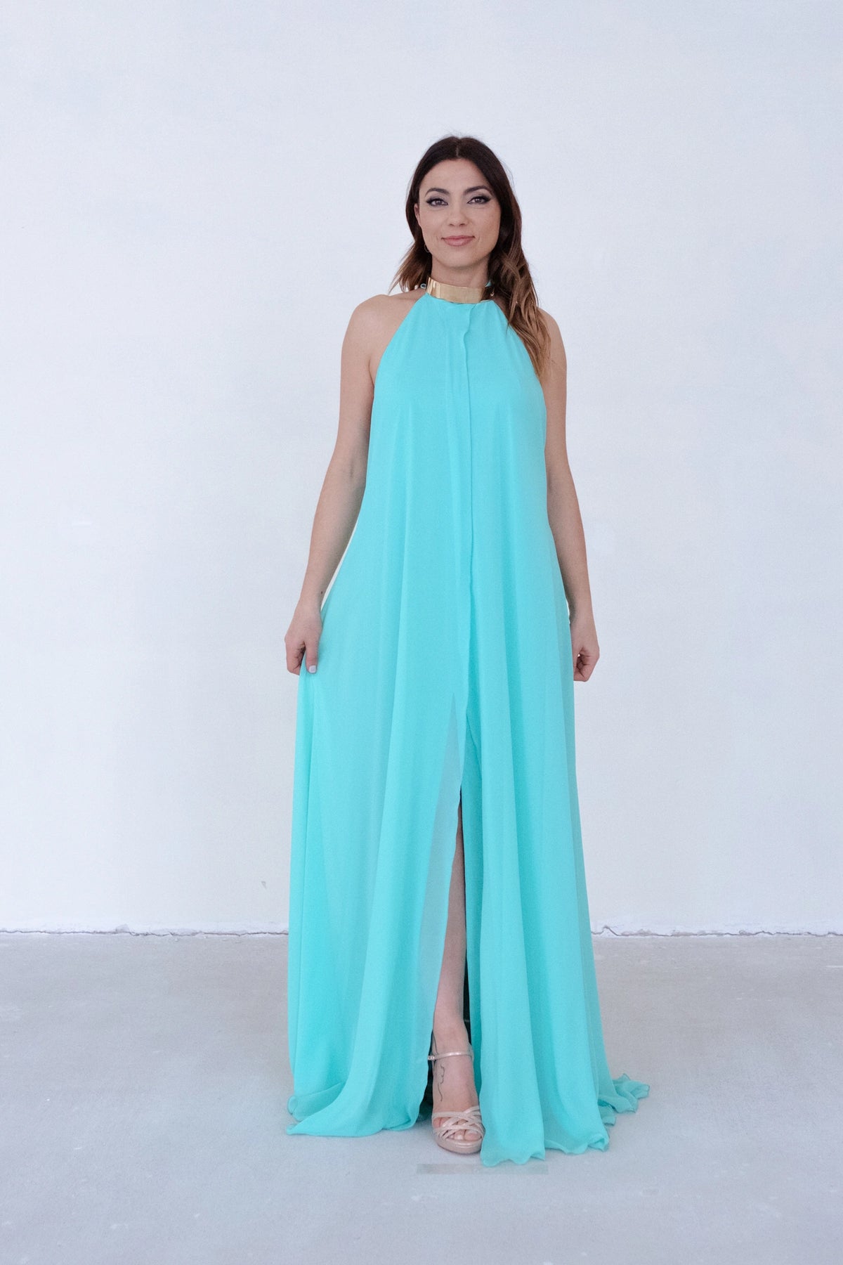 VESTIDO FLUÍDO AZUL COM GARGANTILHA