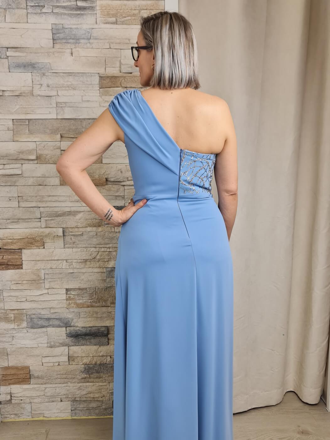 VESTIDO DE CERIMÓNIA LISO AZUL COM DETALHE NA ALÇA