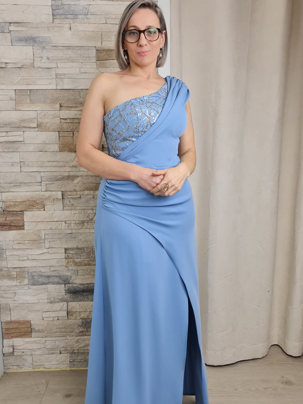 VESTIDO DE CERIMÓNIA LISO AZUL COM DETALHE NA ALÇA
