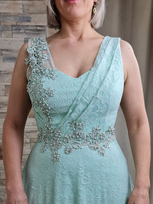 VESTIDO CERIMÓNIA DE RENDA COM ALÇAS DIFERENTES